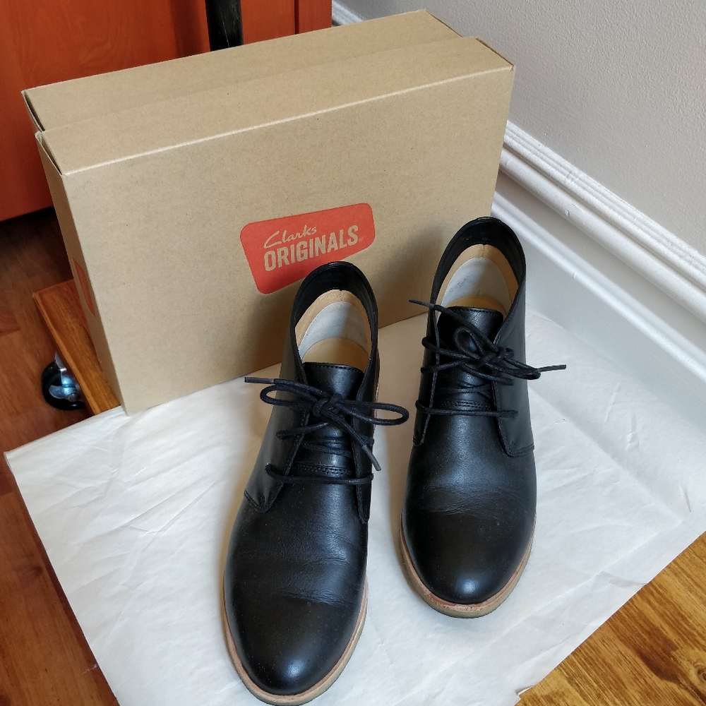 Clarks Original sz 7.5 black leather heel boot